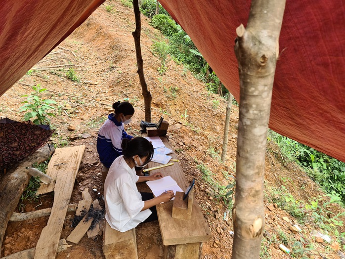 Hai chị em người Vân Kiều lên núi dựng lều, bắt sóng 3G học online - Ảnh 3.