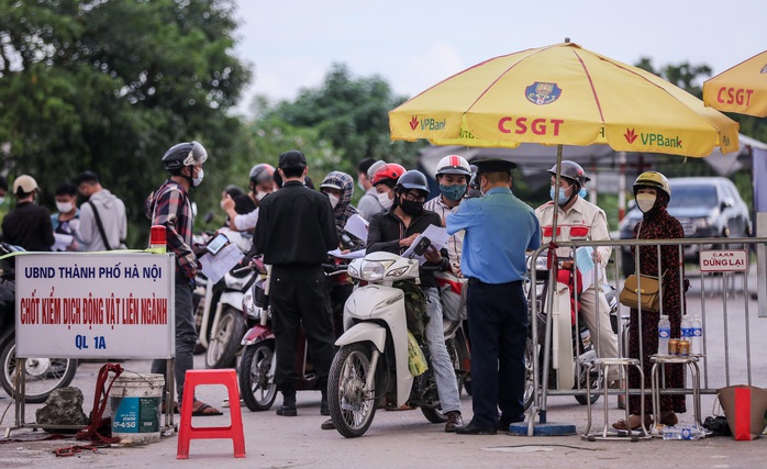 CLIP: Người dân các tỉnh ùn ùn đổ về Thủ đô sau khi Hà Nội nới lỏng giãn cách xã hội - Ảnh 3.