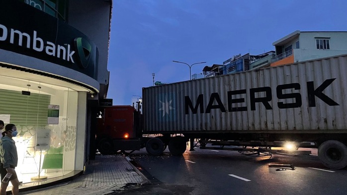 Xe container lao thẳng vào chi nhánh ngân hàng ở Phú Nhuận, TP HCM - Ảnh 1.