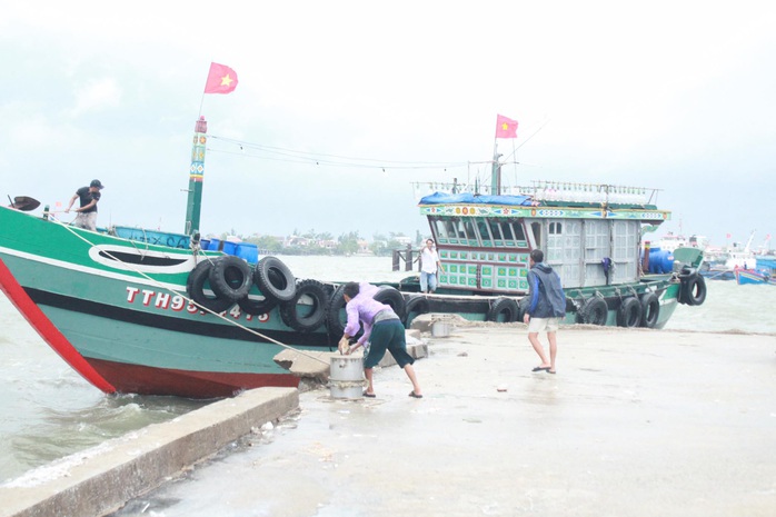 Miền Trung hối hả phòng chống mưa bão, sạt lở đất - Ảnh 2.