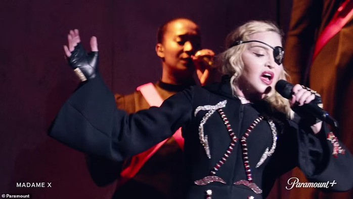 Madonna hở hang sánh đôi “phi công” kém 36 tuổi lên thảm đỏ - Ảnh 4.