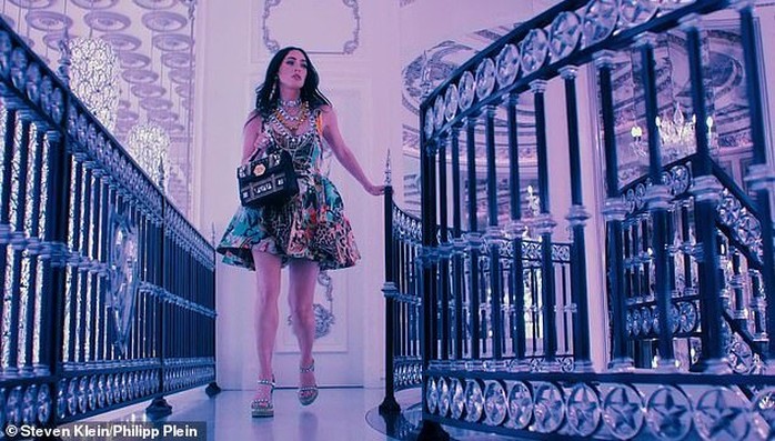 Megan Fox phô bày vẻ đẹp gợi cảm trong phim thời trang - Ảnh 6.