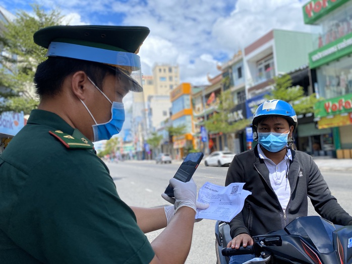 Đà Nẵng tiếp tục sử dụng giấy đi đường - Ảnh 1.