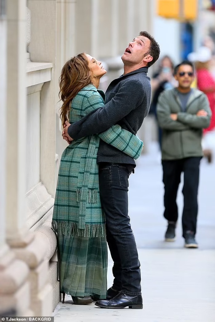 Cặp đôi Jennifer Lopez và Ben Affleck hôn nhau giữa phố - Ảnh 1.