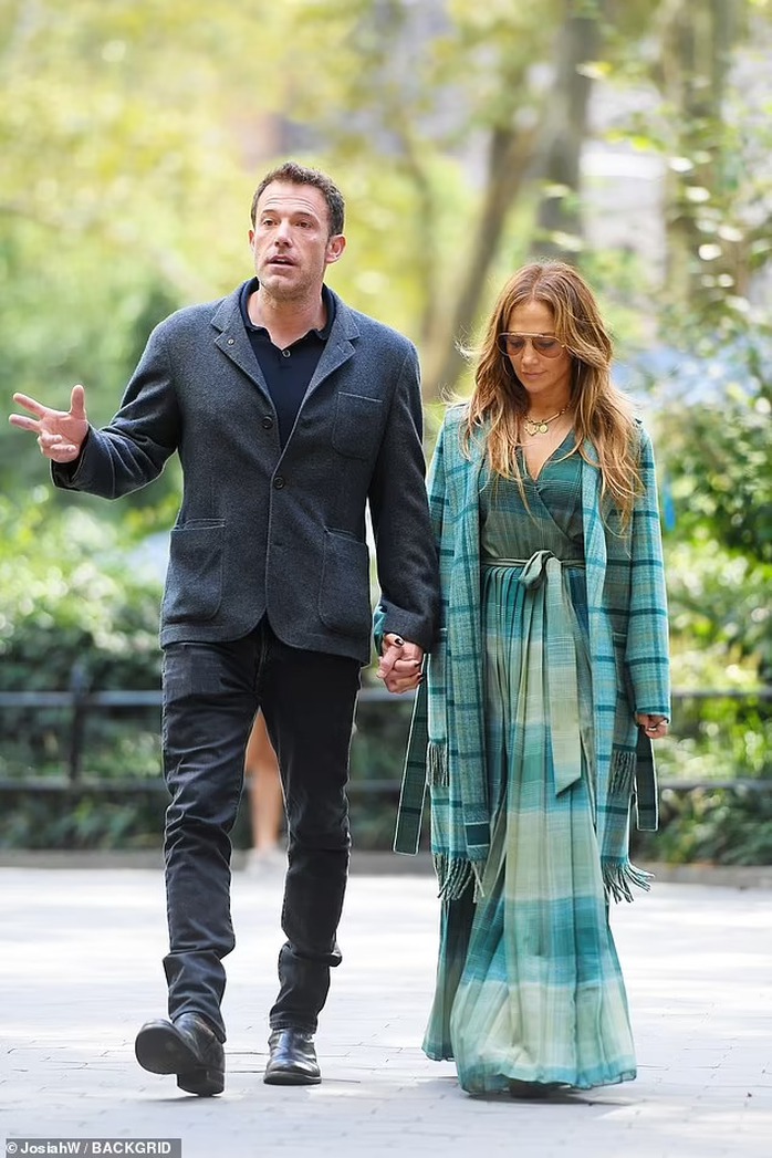 Cặp đôi Jennifer Lopez và Ben Affleck hôn nhau giữa phố - Ảnh 5.