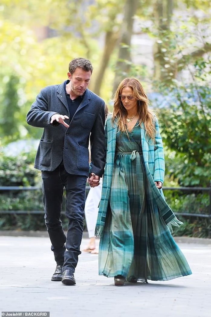 Cặp đôi Jennifer Lopez và Ben Affleck hôn nhau giữa phố - Ảnh 3.