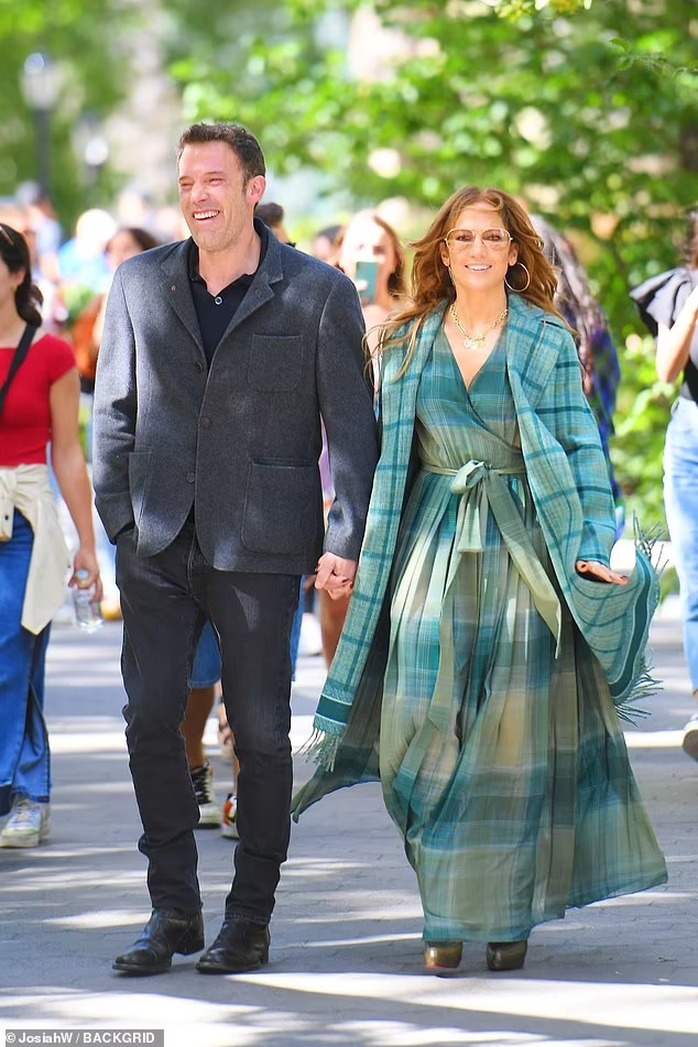 Cặp đôi Jennifer Lopez và Ben Affleck hôn nhau giữa phố - Ảnh 6.