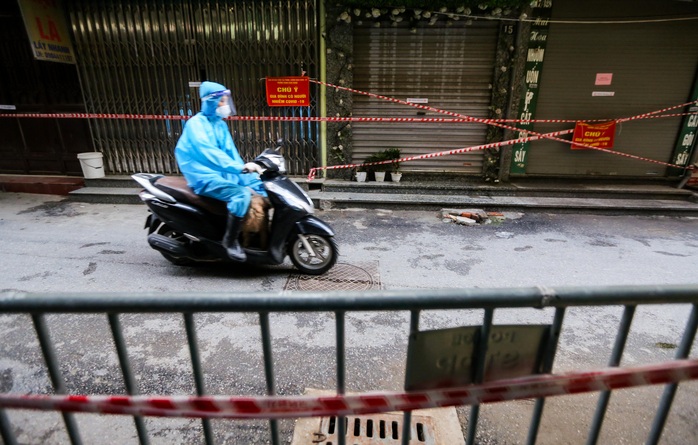 CLIP: Phun khử khuẩn ổ dịch Thanh Xuân Trung, chờ ngày đón hơn 1.100 người dân trở về - Ảnh 2.
