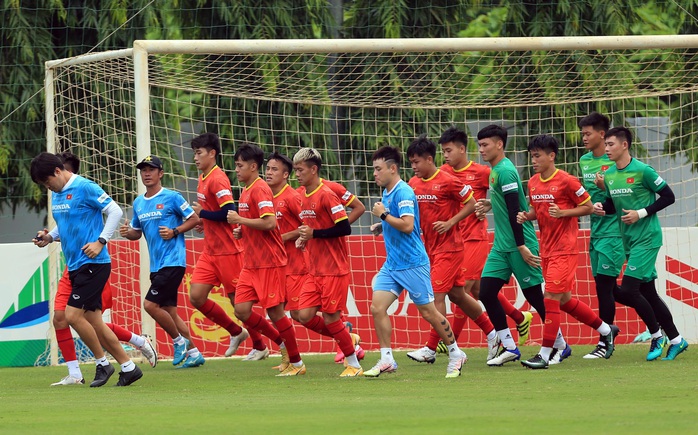 HLV Park Hang-seo thị sát các cầu thủ U22 Việt Nam trước ngày đi tập huấn tại UAE - Ảnh 4.