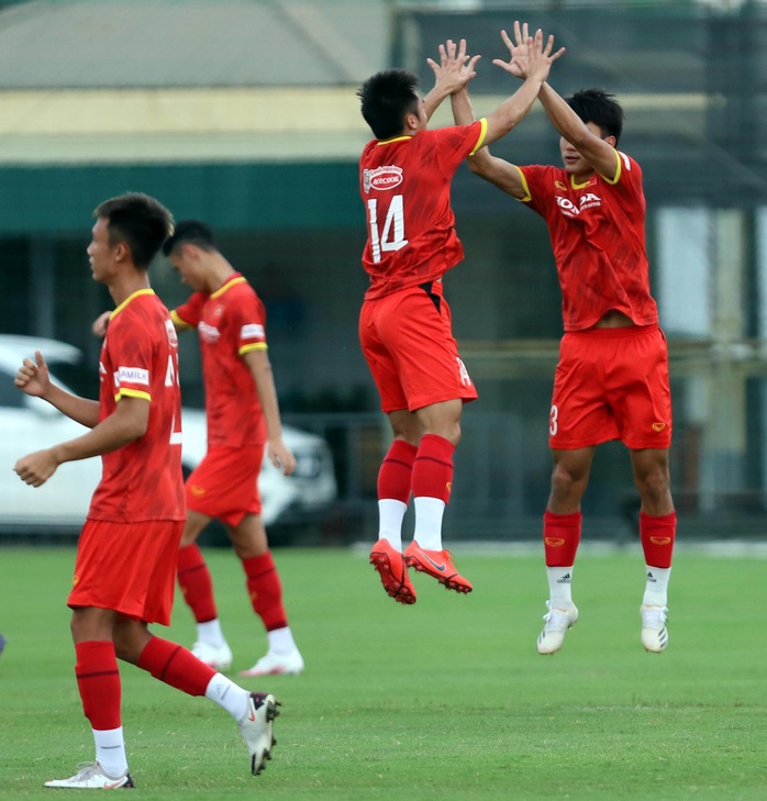 HLV Park Hang-seo thị sát các cầu thủ U22 Việt Nam trước ngày đi tập huấn tại UAE - Ảnh 9.
