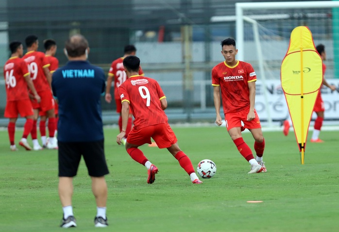 HLV Park Hang-seo thị sát các cầu thủ U22 Việt Nam trước ngày đi tập huấn tại UAE - Ảnh 6.
