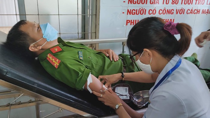Cán bộ, chiến sĩ công an hiến máu giúp bệnh nhi nghèo - Ảnh 1.