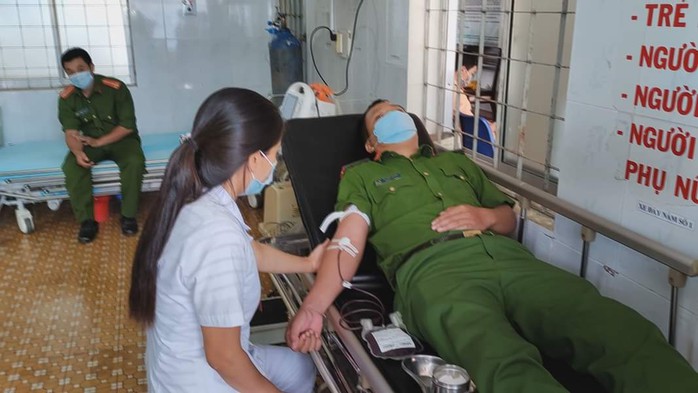 Cán bộ, chiến sĩ công an hiến máu giúp bệnh nhi nghèo - Ảnh 3.
