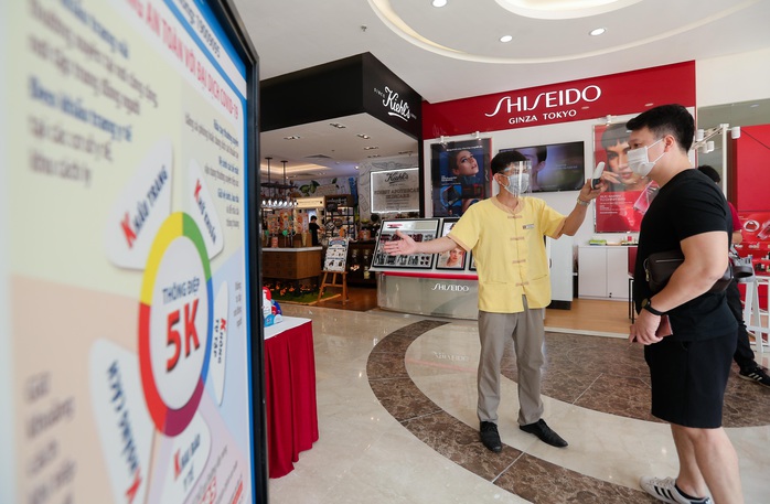 CLIP: Trung tâm thương mại mở cửa, người dân Hà Nội phấn khởi vào mua sắm - Ảnh 3.