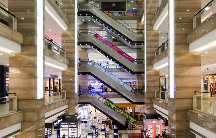 CLIP: Trung tâm thương mại mở cửa, người dân Hà Nội phấn khởi vào mua sắm - Ảnh 2.