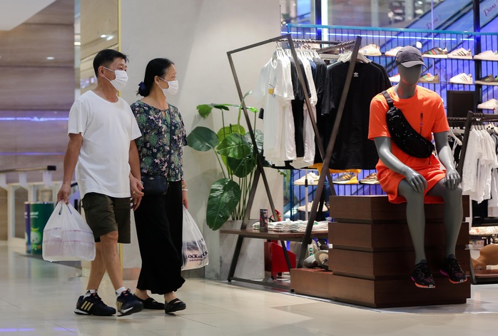 CLIP: Trung tâm thương mại mở cửa, người dân Hà Nội phấn khởi vào mua sắm - Ảnh 10.