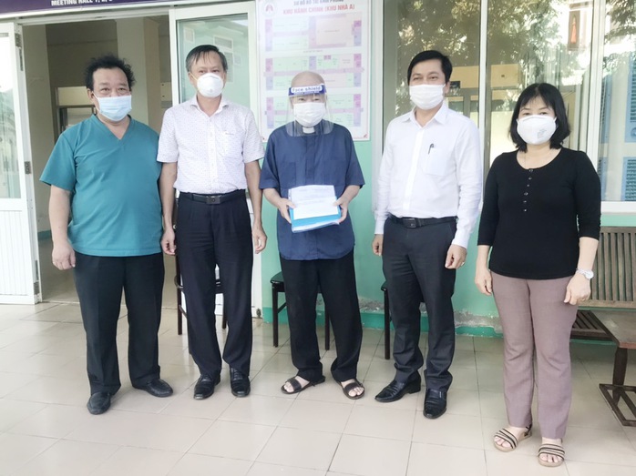 Lãnh đạo Ban Dân vận Thành ủy Đà Nẵng thăm, chúc mừng Linh mục Vũ Dần khỏi bệnh Covid-19 - Ảnh 1.