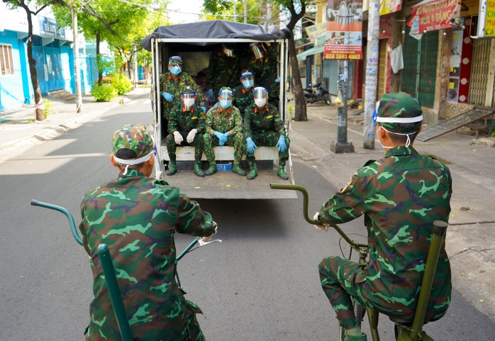 Phóng sự ảnh: Người dân TP HCM bất ngờ thấy bộ đội dùng xe đạp thồ lương thực trên phố - Ảnh 2.