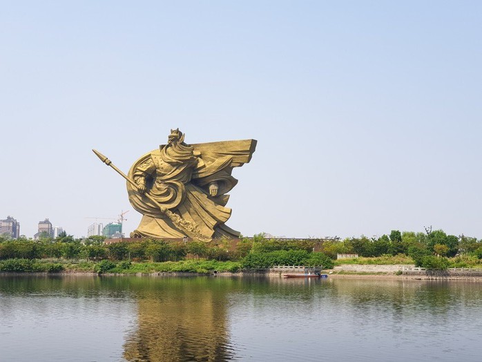 Trung Quốc mất 23,9 triệu USD để di dời tượng Quan Công khổng lồ - Ảnh 1.