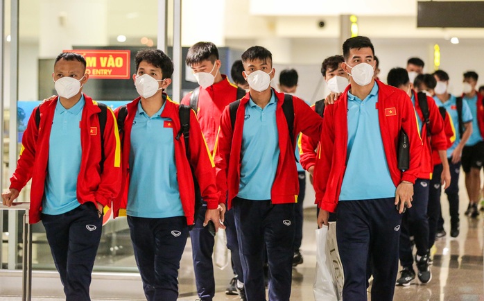 Đội tuyển Việt Nam về đến sân bay Nội Bài - Ảnh 7.