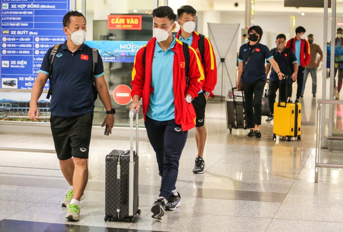 Đội tuyển Việt Nam về đến sân bay Nội Bài - Ảnh 10.
