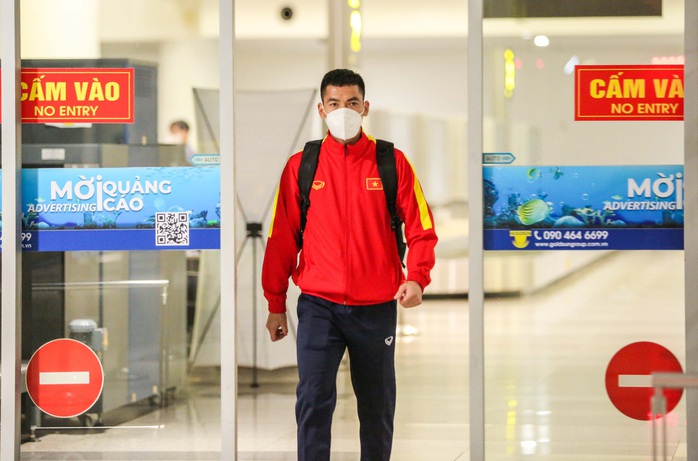 Đội tuyển Việt Nam về đến sân bay Nội Bài - Ảnh 9.