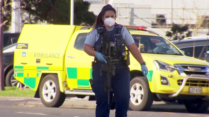 Choáng với tốc độ hạ gục kẻ tấn công bằng dao của cảnh sát New Zealand - Ảnh 3.