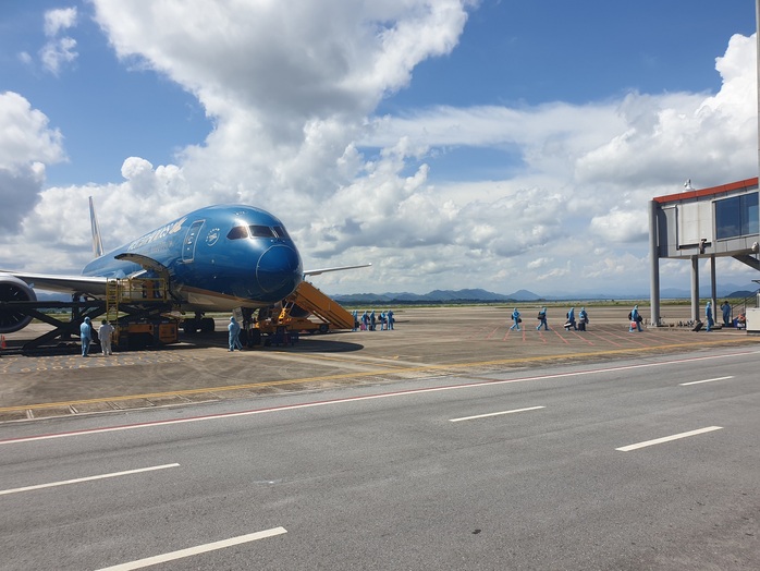 Chuyến bay đầu tiên thí điểm hộ chiếu vắc-xin đã hạ cánh tại sân bay Vân Đồn - Ảnh 2.