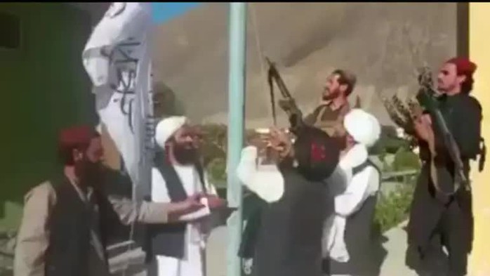 Cờ Taliban tung bay tại Panjshir, thủ lĩnh phe phản kháng im ắng - Ảnh 4.