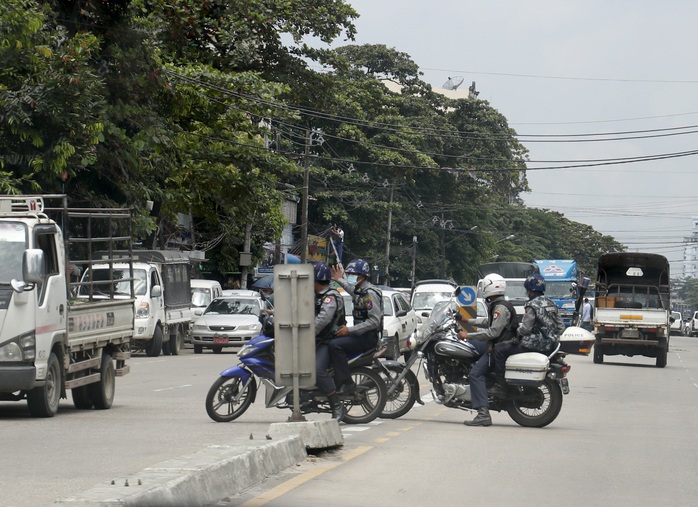 Người biểu tình “đạp đổ” loạt tháp viễn thông quân đội Myanmar - Ảnh 1.