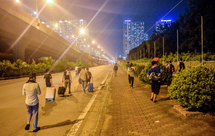 CLIP: Hơn 30 người lao động tay xách nách mang đi bộ xuyên đêm để về quê - Ảnh 2.