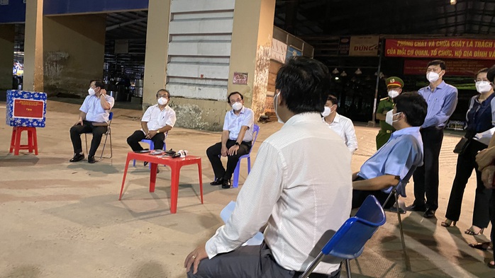 Bí thư Thành ủy TP HCM Nguyễn Văn Nên kiểm tra chợ Bình Điền - Ảnh 2.