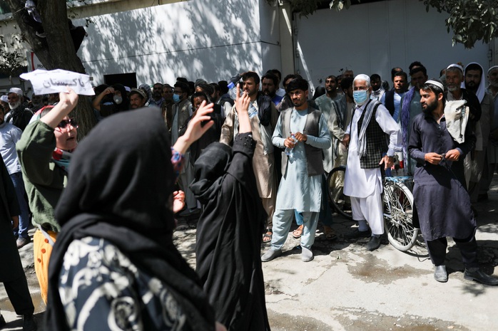 Phụ nữ Afghanistan vùng dậy bất chấp nòng súng, roi, gậy của Taliban - Ảnh 3.