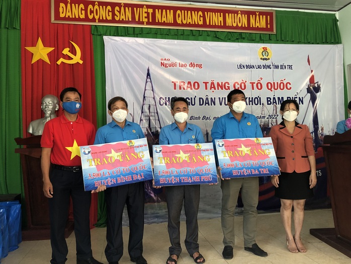 Trao 10.000 lá cờ Tổ quốc cho ngư dân Bến Tre - Ảnh 1.