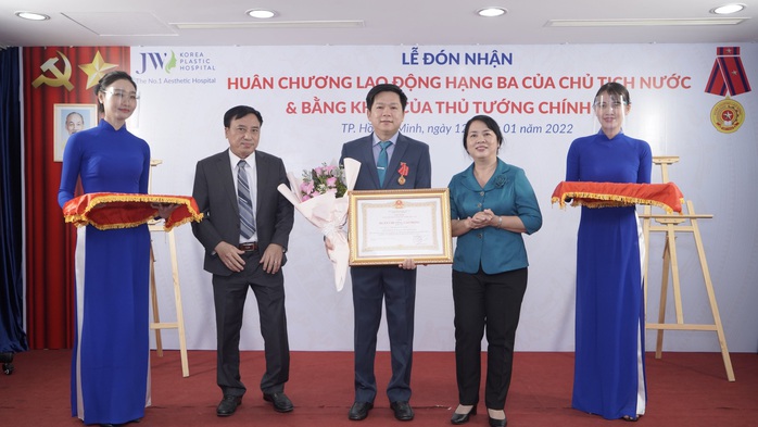 Bệnh viện Thẩm mỹ JW Hàn Quốc TP HCM đón nhận Huân chương Lao động hạng ba - Ảnh 1.