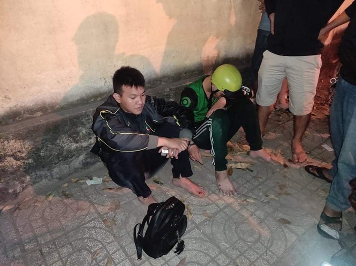 Nhiều người cùng lúc truy bắt 2 tên cướp liều lĩnh ở quận Tân Bình - Ảnh 1.