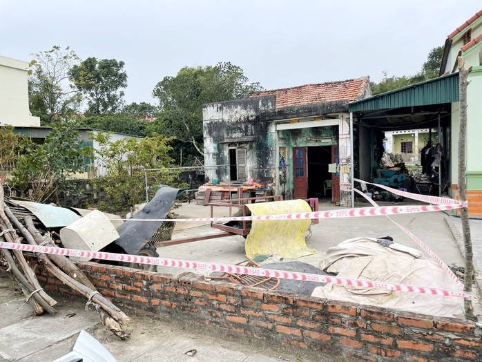 Căng dây phong tỏa nhà người đủ điều kiện nhưng từ chối tiêm vắc-xin Covid-19 - Ảnh 3. Căng dây phong tỏa nhà người đủ điều kiện nhưng từ chối tiêm vắc-xin Covid-19 - Ảnh 3.