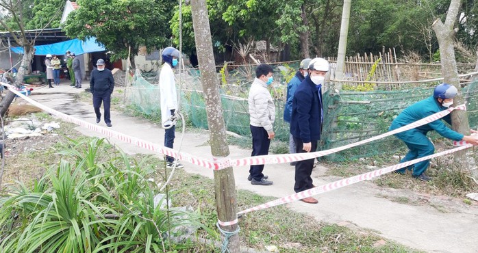 Căng dây phong tỏa nhà người đủ điều kiện nhưng từ chối tiêm vắc-xin Covid-19 - Ảnh 1. Căng dây phong tỏa nhà người đủ điều kiện nhưng từ chối tiêm vắc-xin Covid-19 - Ảnh 1.