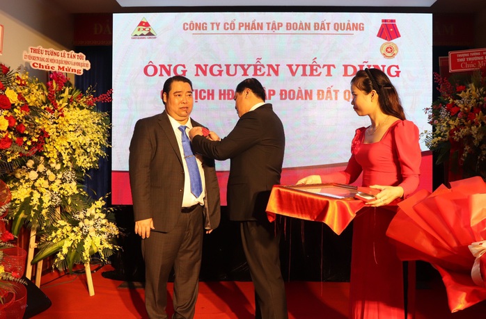 Chủ tịch Tập đoàn Đất Quảng đón nhận Huân chương Lao động hạng Ba - Ảnh 2.