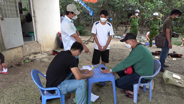 CLIP: Hai ngày phá 3 tụ điểm “đỏ đen” ở Tiền Giang - Ảnh 5.