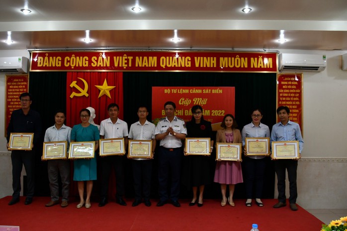UBND TP Cần Thơ và Cảnh sát biển khen thưởng Báo Người Lao Động - Ảnh 2.