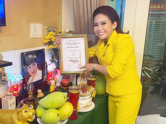 Nghệ sĩ Bình Tinh lấn sân sang kịch, dâng mẹ giải Vàng - Ảnh 1.