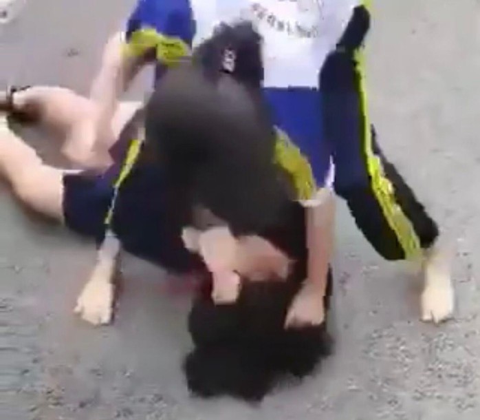 TP HCM: Nữ sinh tại huyện Bình Chánh bị đánh hội đồng, kéo lê dưới đất - Ảnh 1.