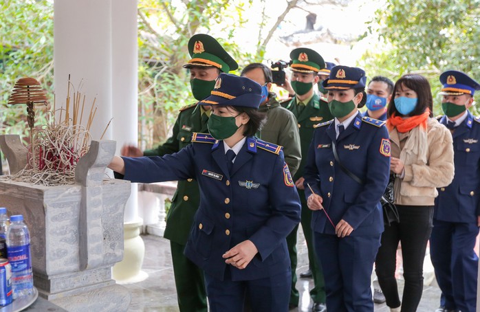 Báo Người Lao Động trao 1.000 lá cờ Tổ quốc cho ngư dân xã đảo Quan Lạn - Ảnh 6.
