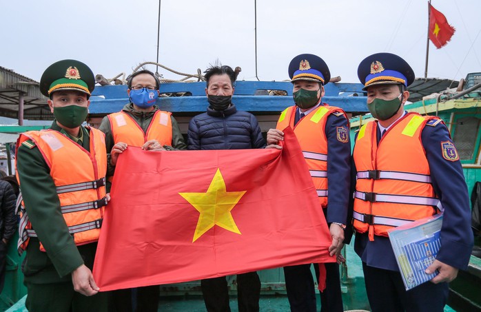 Báo Người Lao Động trao 1.000 lá cờ Tổ quốc cho ngư dân xã đảo Quan Lạn - Ảnh 1.