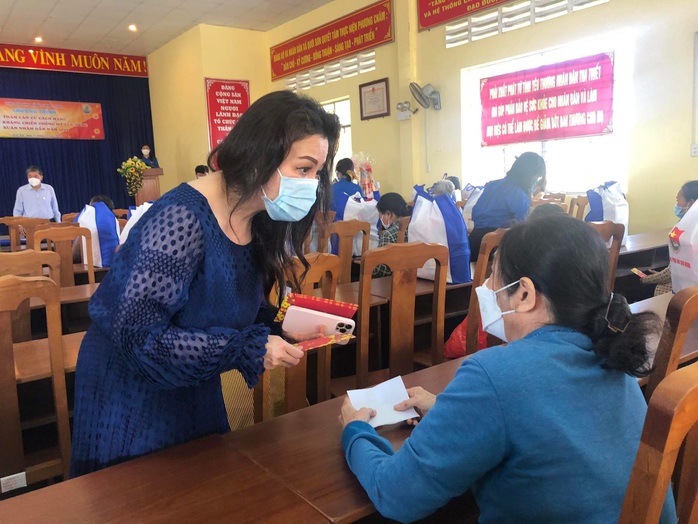 VWS trao quà Tết cho gia đình chính sách vùng căn cứ cách mạng - Ảnh 2. VWS trao quà Tết cho gia đình chính sách vùng căn cứ cách mạng - Ảnh 2.