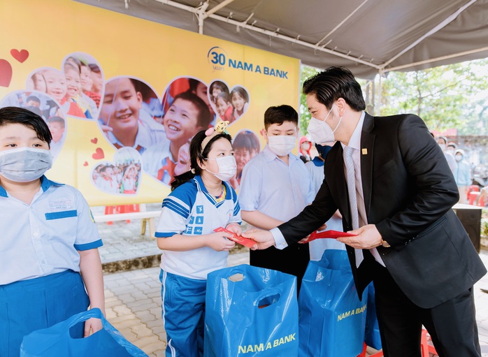 NAM A BANK mang tết hạnh phúc đến những mảnh đời khó khăn - Ảnh 2. NAM A BANK mang tết hạnh phúc đến những mảnh đời khó khăn - Ảnh 2.