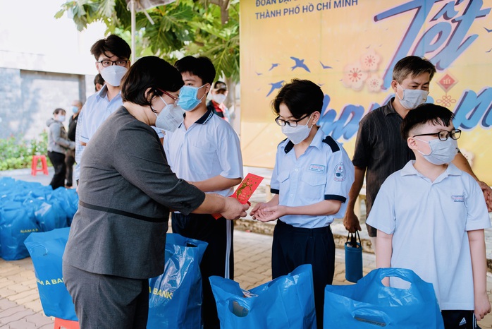 NAM A BANK mang tết hạnh phúc đến những mảnh đời khó khăn - Ảnh 3. NAM A BANK mang tết hạnh phúc đến những mảnh đời khó khăn - Ảnh 3.