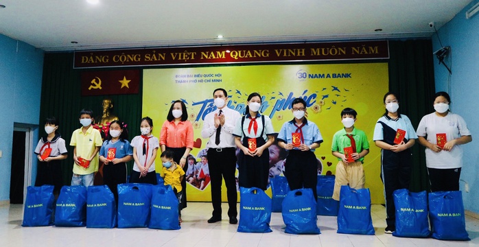 NAM A BANK mang tết hạnh phúc đến những mảnh đời khó khăn - Ảnh 4. NAM A BANK mang tết hạnh phúc đến những mảnh đời khó khăn - Ảnh 4.