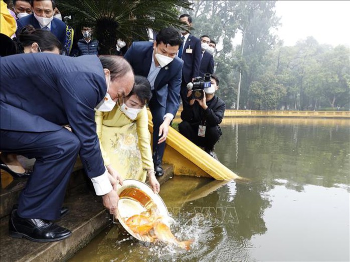 Chủ tịch nước cùng bà con kiều bào dâng hương điện Kính Thiên, thả cá tại Ao cá Bác Hồ - Ảnh 11.